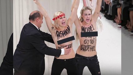 Descargar video: Models Run Topless Protesting Paris Fashion Week - Feminists Protest Paris Fashion Week