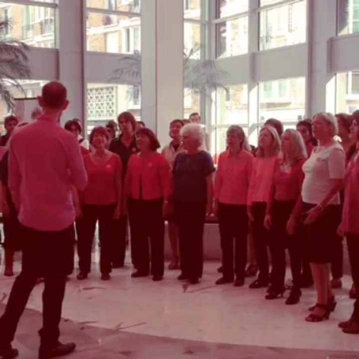 "Thank you for the music" d'Abba par la chorale @Orange chante (site Paris, rue de Madrid)