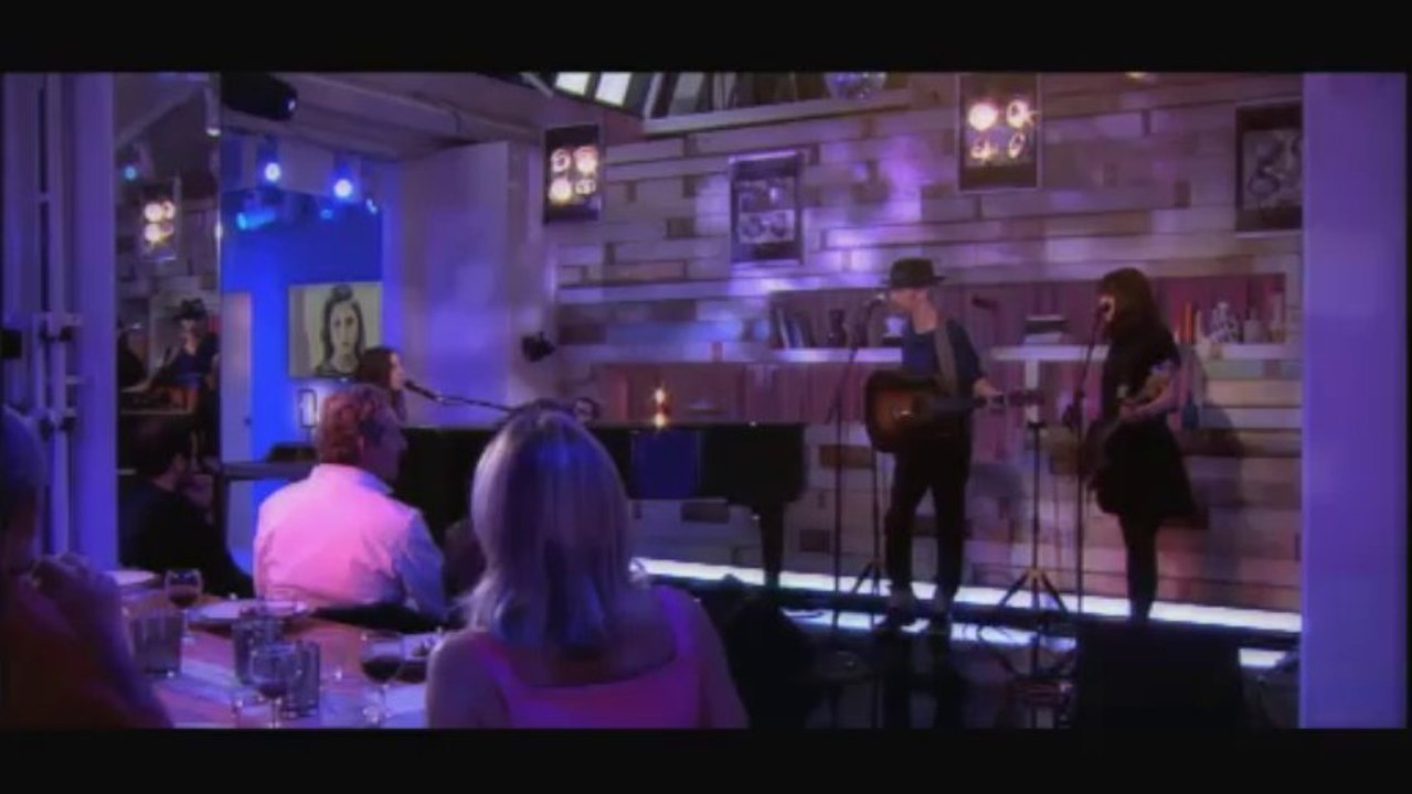 Birdy chante "Wings" en live dans "C à vous"