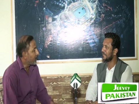 Social Worker Mohammad Shafiq Raza Qadri talking with Shakeel Anjum of Jeevey Pakistan.