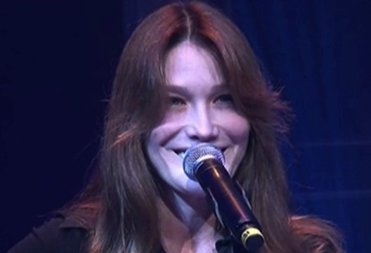 ZAPPING ACTU DU 27/09/2013 - Carla Bruni-Sarkozy oublie ses paroles en chantant contre l'Alzheimer