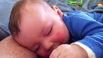 Bébé rigole en dormant