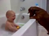 C'est l'heure du bain pour un bébé et 2 chiens trop mignons! Que du bonheur!