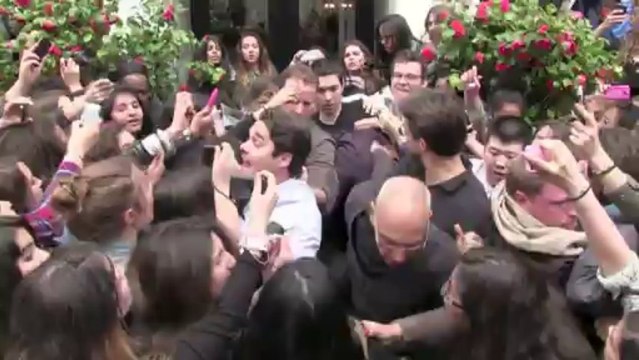 One Direction : Harry Styles poursuivi par les fans