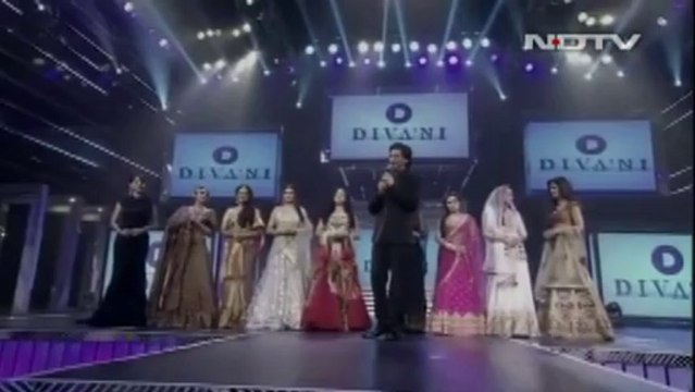 HD ▶ ★ #SRK @iamsrk walks the ramp for Yash Chopra tribute ★