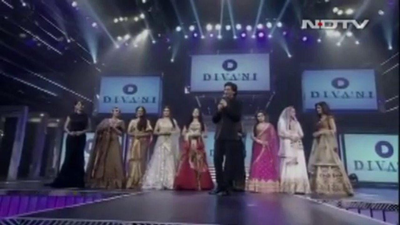 HD ▶ ★ #SRK @iamsrk walks the ramp for Yash Chopra tribute ★