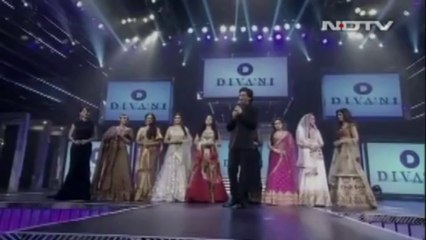 HD ▶ ★ #SRK @iamsrk walks the ramp for Yash Chopra tribute ★