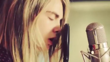 Cara Delevingne souffre d'une maladie de peau