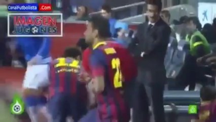 ANTONELLA ROCCUZZO LA MUJER DE MESSI ACARICIADA POR EL ENTRENADOR DE PORTEROS DEL BARCELONA