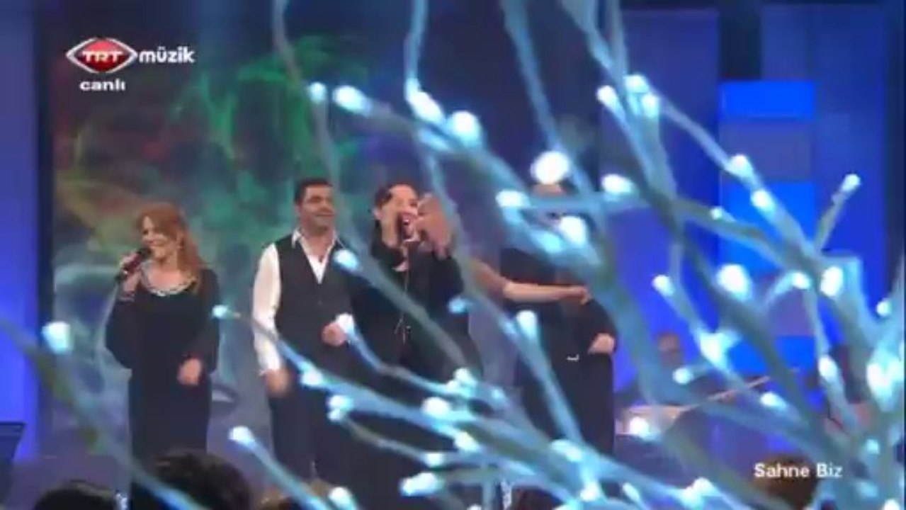 03 serpil sarı evlerinin önü boyalı direk 21.03.2013 sahne biz