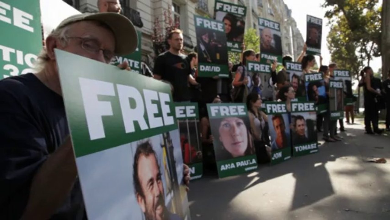 Greenpeace manifeste devant l'ambassade de Russie