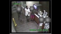 Un voleur braque un McDonalds à  Fort Worth et menace les clients avec un pistolet.