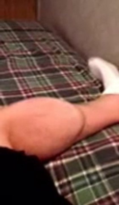 Une crampe du mollet violente... Il a un alien dans la jambe!