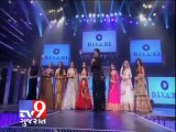 Tv9 Gujarat - Shahrukh Khan takes the ramp with Yash Raj heroines