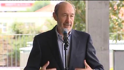El Rey sigue mejorando y recibe la visita de Pérez Rubalcaba
