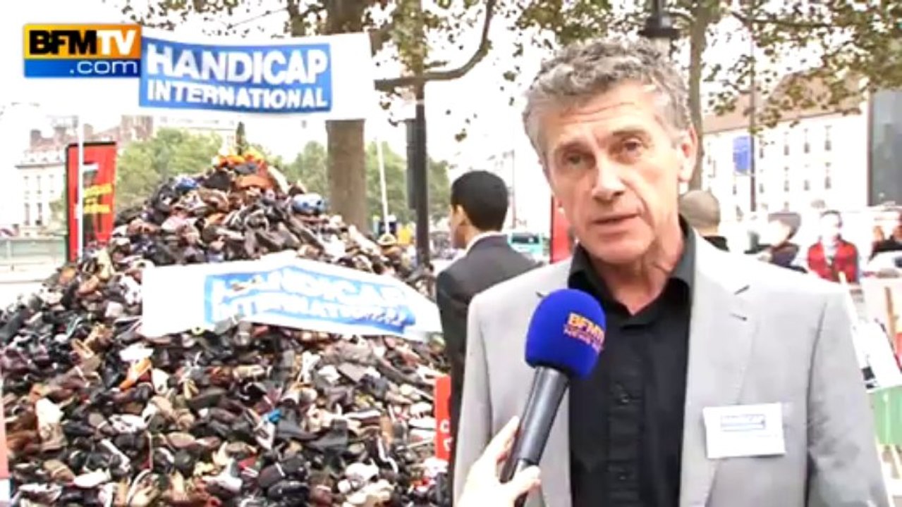 Pyramides de chaussures: Les bombes à sous-munitions doivent être interdites" - 28/09