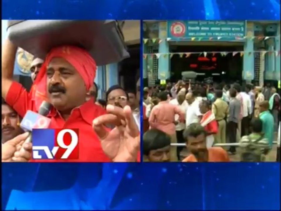 Tirupati MLA Bhumana Karunakar dons Coolie avatar for Samaikhyandhra