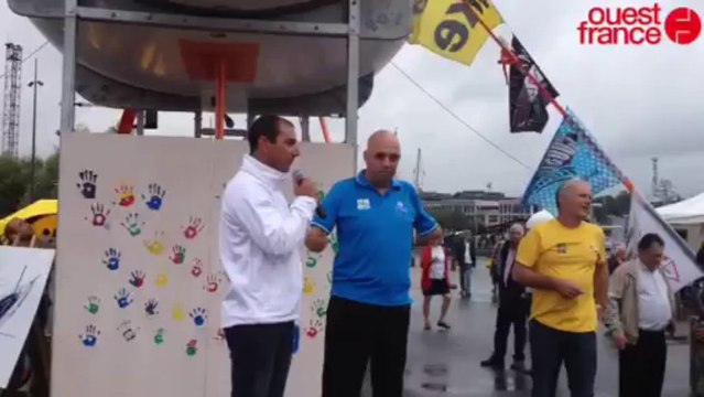 Le bateau de Damien Seguin baptisé par l'Eléphant - Le baptême nantais de ERDF Des pieds et des mains