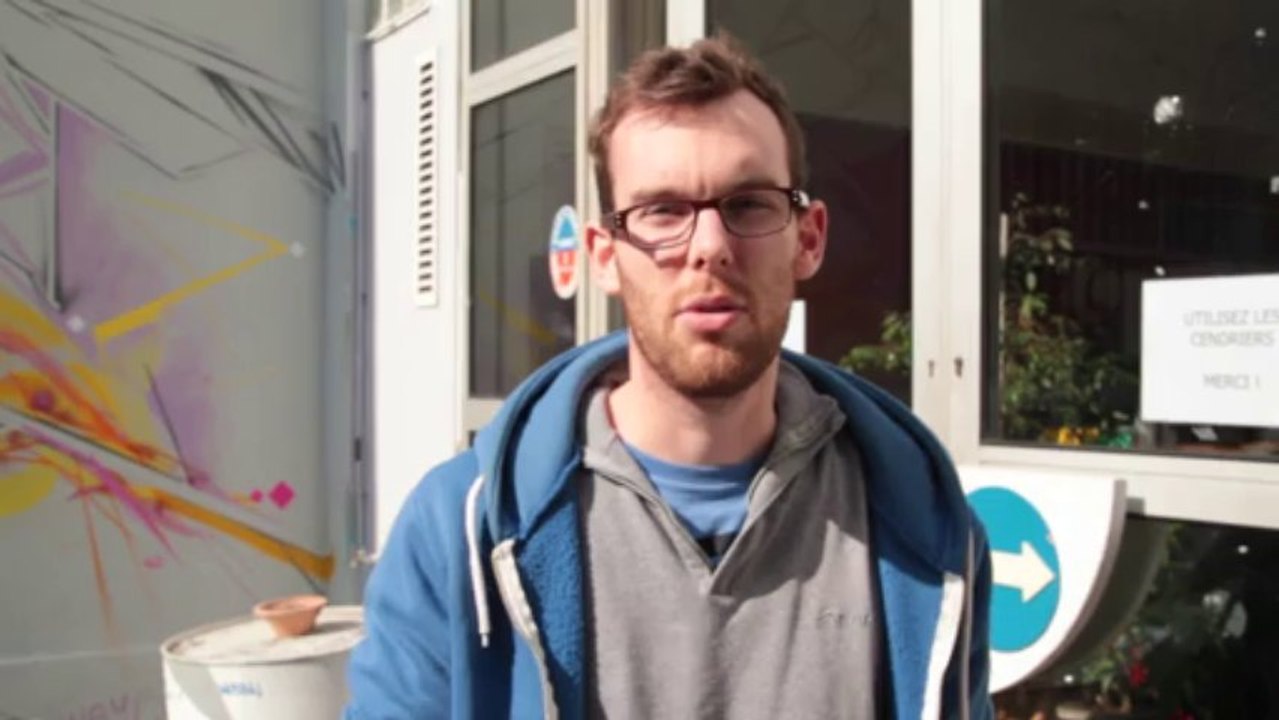 Les règles du savoir vivre dans la société moderne - Reportage sur la pièce de théâtre