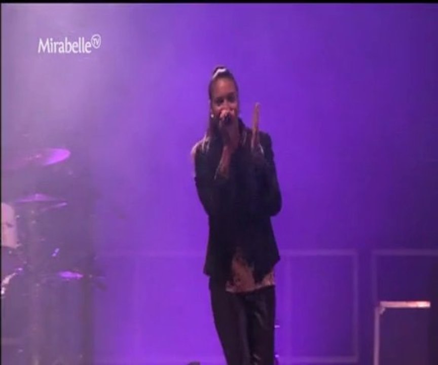 Zaho en Direct Live place de la République à Metz 13 sept 2013.