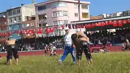 KENDİSİNİN  3 KATI AĞIRLIĞA SAHİP GÜREŞÇİYİ YENDİ (alaplı)