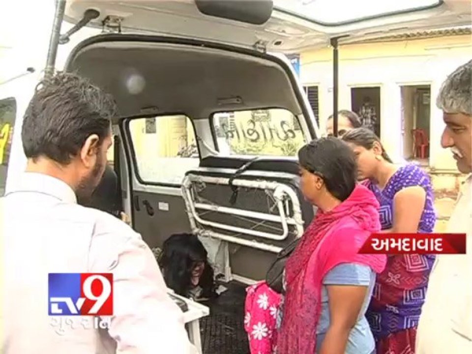 Tv9 Gujarat - Mentally unstable NRI lady disrobes on busy paldi road ,Ahmedabad