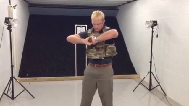 Il se tire dessus pour une démonstration d'un gilet par-balle