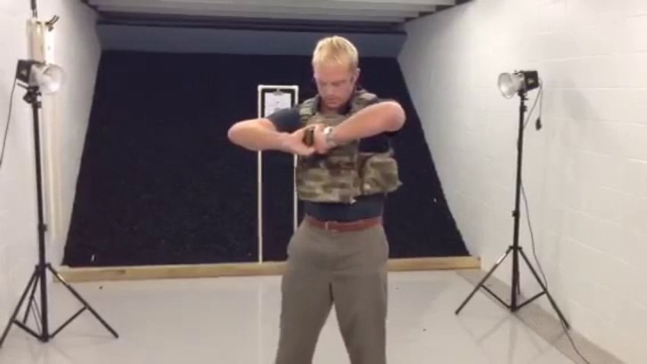 Il se tire dessus pour une démonstration d'un gilet par-balle