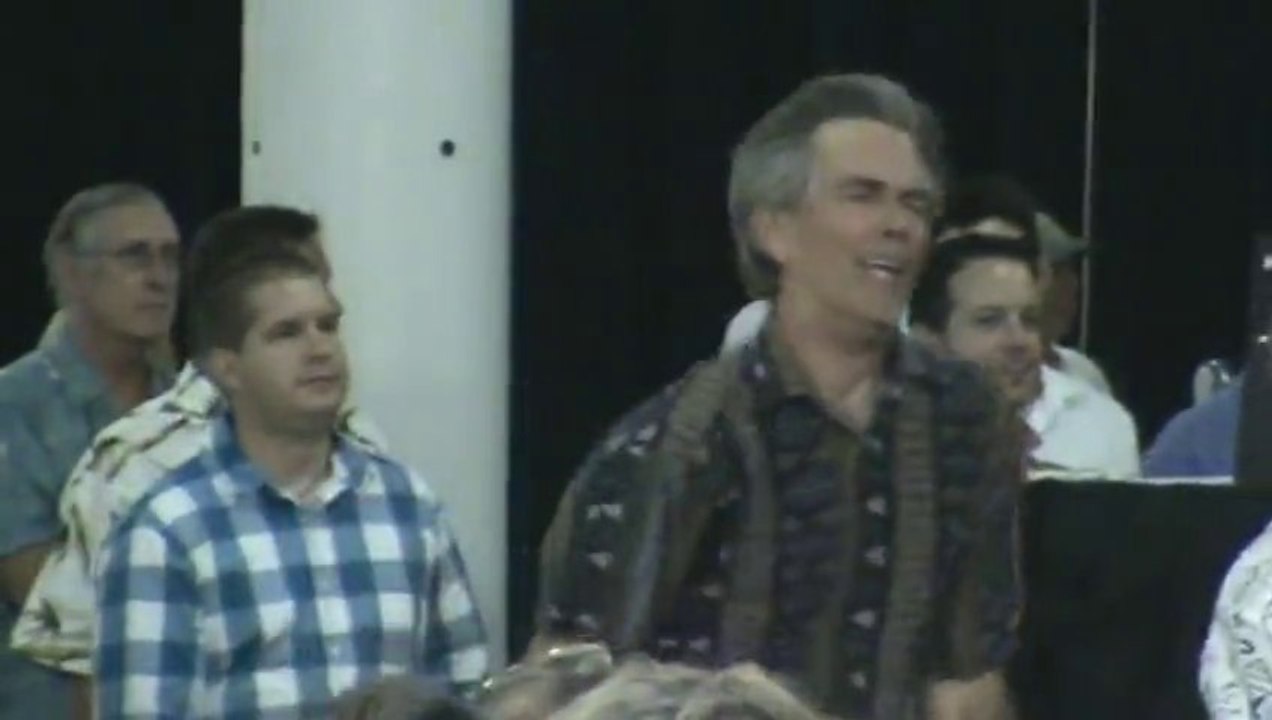 Un mec complètement exité pendant un concert