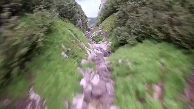 Scotty Bob rase les falaises en Wingsuit