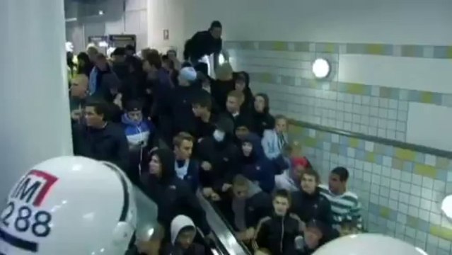 La police accélère un tapis roulant pour dégager des supporters
