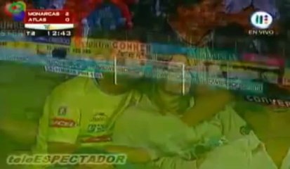 Palpa la ragazza in diretta durante partita di calcio!