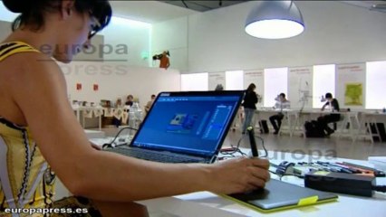 Ilustradores crean en directo un libro de Juan José Millás