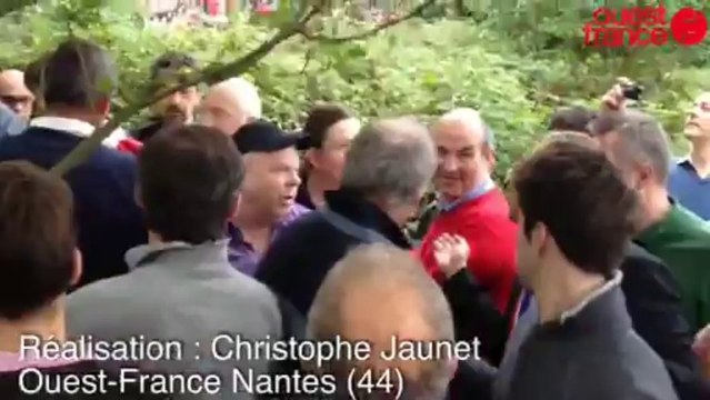 Ambiance tendue sur les bords de l'Erdre - Marcheurs et riverains s'opposent sur le passage.