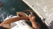 Un poisson sauvé par un pêcheur. Le pélican ne le mangera pas aujourd'hui!