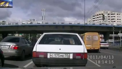 Impressive crash of an Ambulance over a Traffic Jam!!