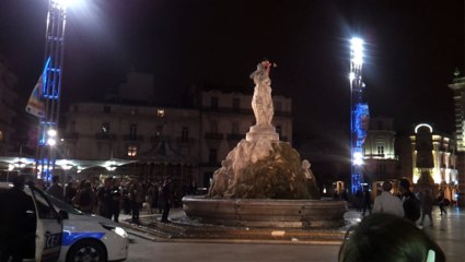 Ivre, il chute de la statue à Montpellier