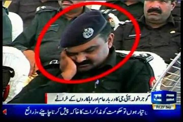 Gujranwala police enjoy sleeping during IG Punjab speech