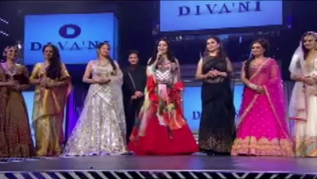 FULL Video 21 min: #SRK @iamsrk walk the ramp for Yash Chopra's tribute