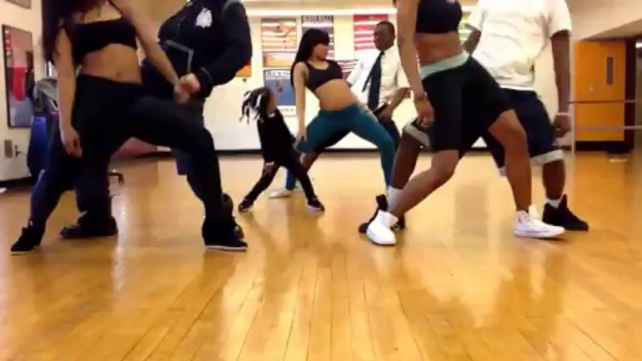 Elle danse mieux que Beyonce à 2 ans seulement!!! End Of Times