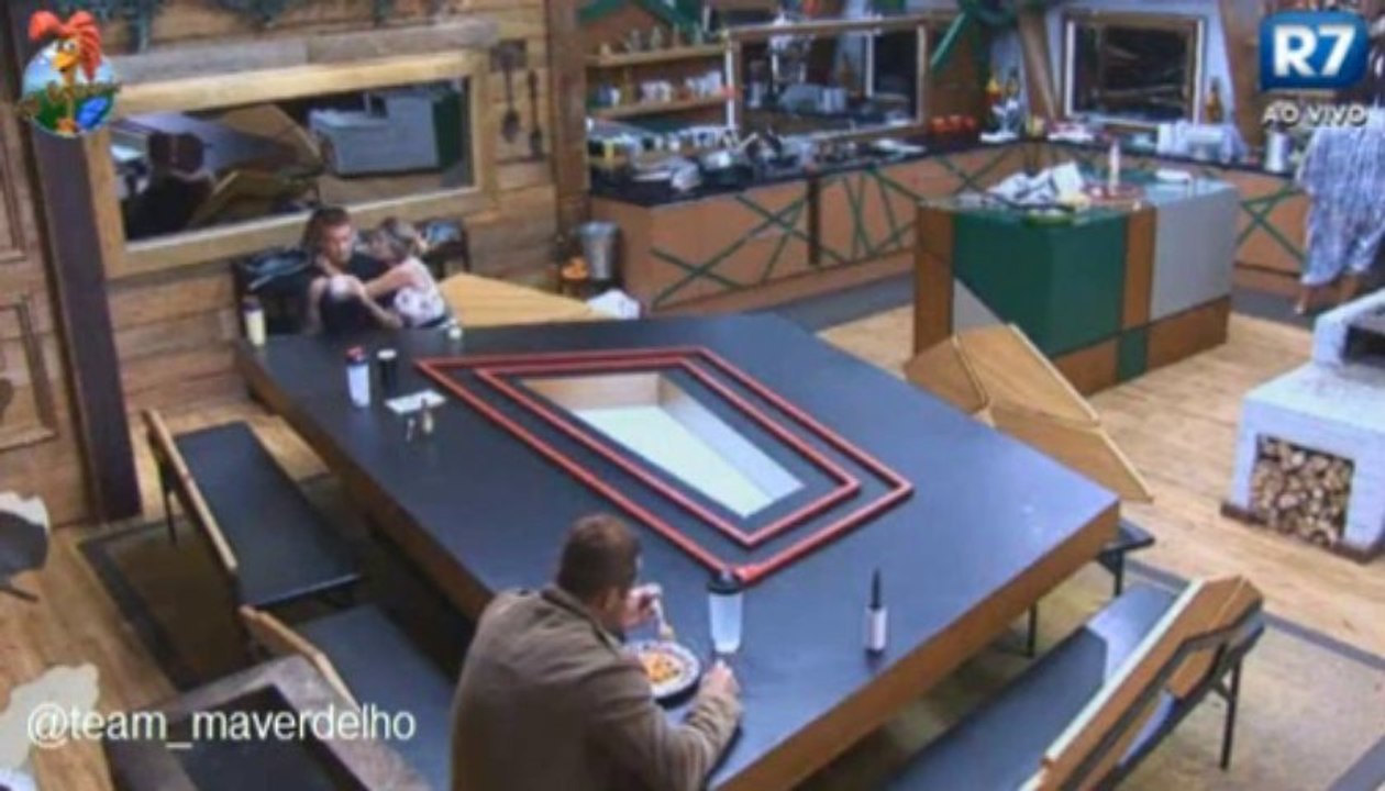 Barbara dando beijinho na orelha do Mateus, noite 23/09