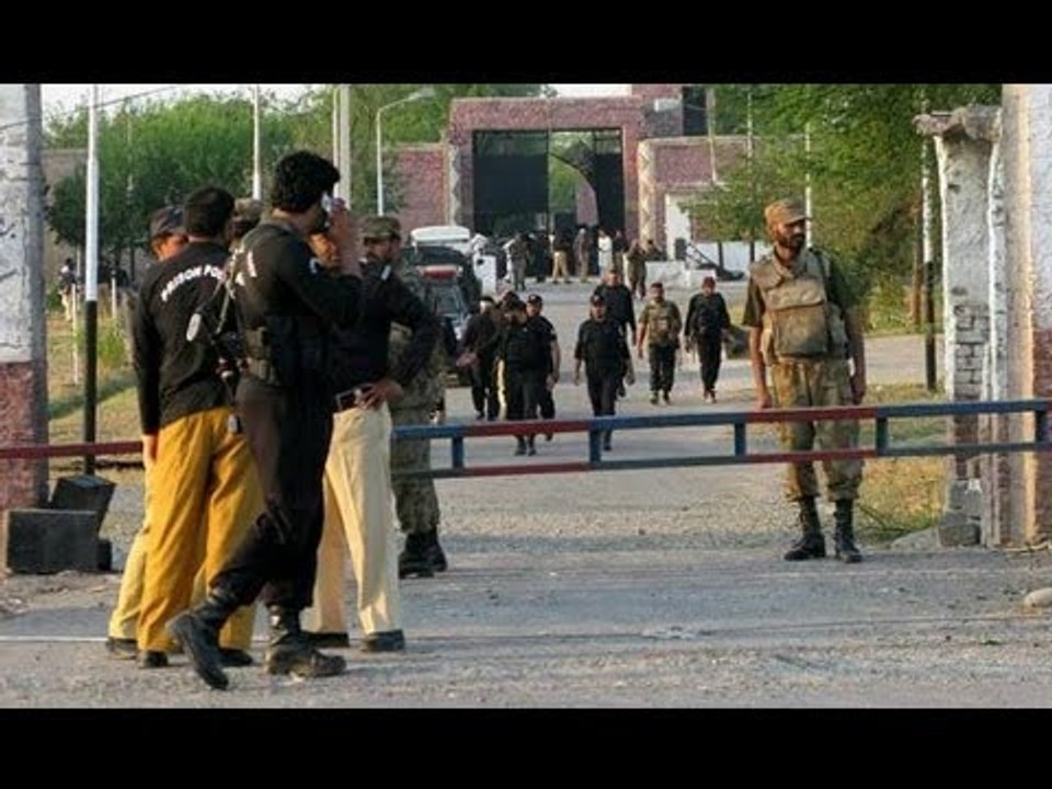 Inmates escape in violent Taliban attack on Pakistan prison