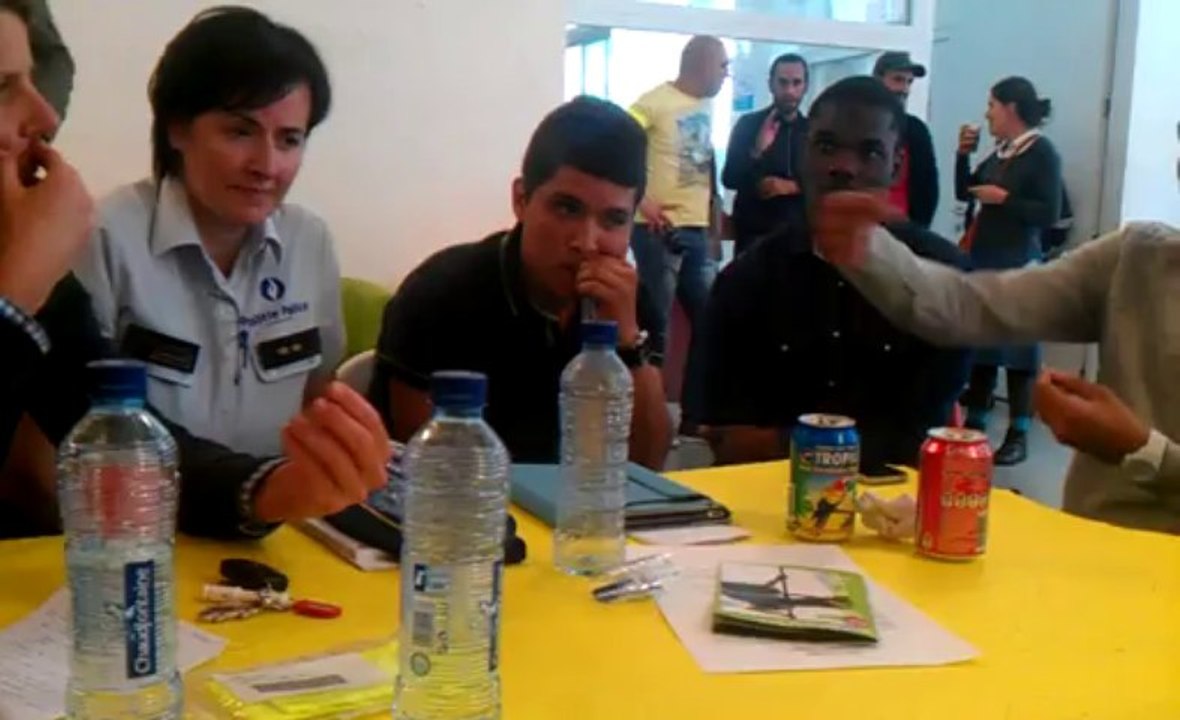 Un débat entre jeunes molenbeekois et policiers à l'Assemblée des Jeunes.