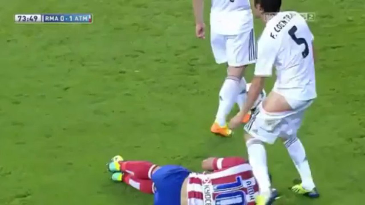 Arda Turan Coentrao'nun Şortunu İndirdi