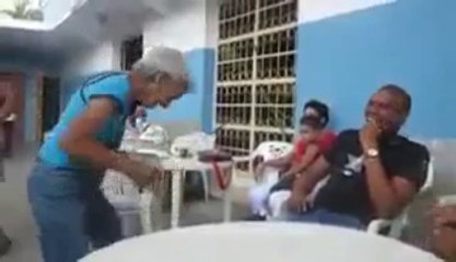 баба танцува на Blurred Lines