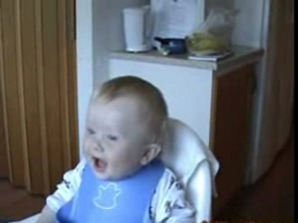 bébé heureux rigole