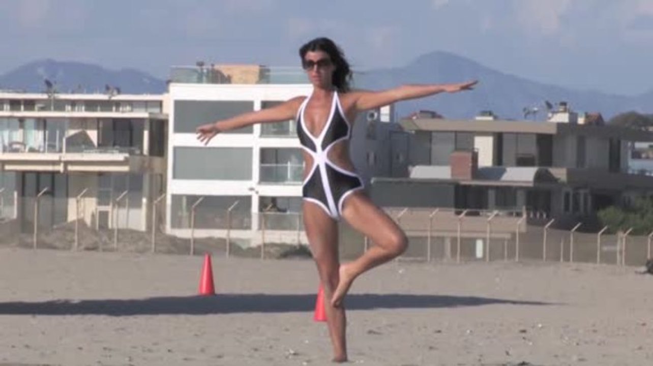 TOWIE star Lucy Mecklenburgh Sports a Monochrome Bikini For an Outdoor Boxing Session