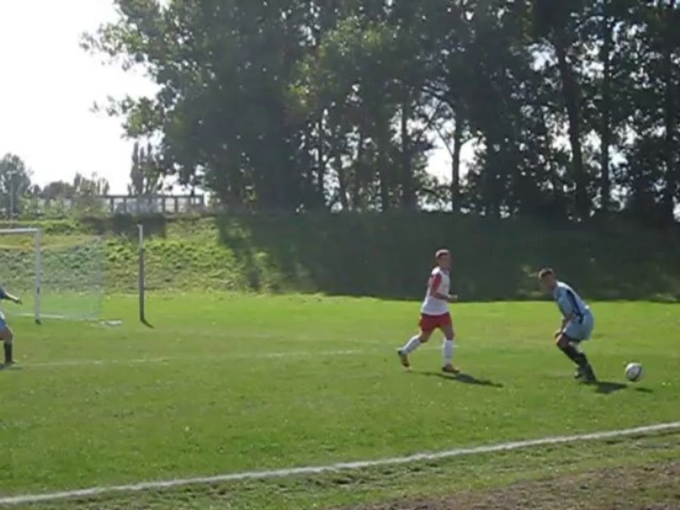 Zawodnik z pola broni rzut karny. Polonia Poznań - Lechita Kłecko 2:0 (29.09.2013)