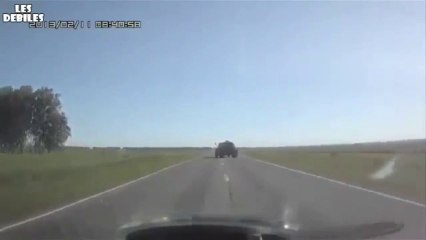 Il évite un tracteur : sa voiture part en tonneaux bien violents!!!
