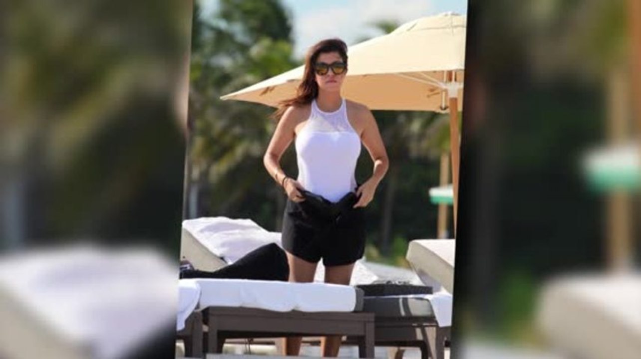 Kourtney Kardashian sieht heiß aus in weißem Badeanzug